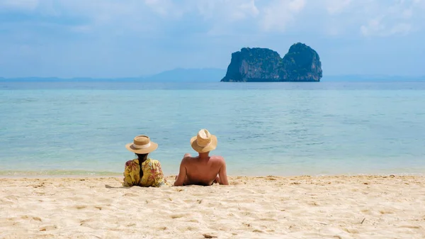 一对男女坐在Koh Ngai岛上的热带海滩上 一对夫妇的背面躺在海滩上 — 图库照片
