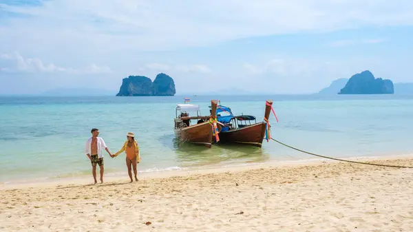 Koh Ngai 부드러운 모래의 바다에 보트와 해변에 남자와 여자의 그리고 — 스톡 사진