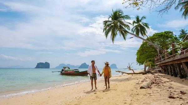 해변에서 남자와 아시아 여자의 Koh Ngai Trang — 스톡 사진