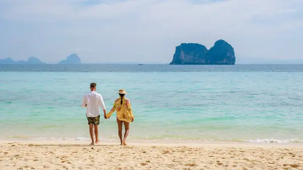 Una Pareja Caminando Playa Tropical Isla Koh Ngai Hombres Mujeres — Foto de Stock