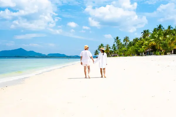 两名戴着夏帽的男男女女在科莫海滩散步 科莫是一个热带岛屿 棕榈树柔软 白沙滩柔软 在泰国科莫镇有一个草屋色的海洋 — 图库照片
