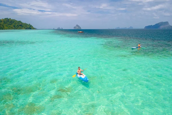 泰国Koh Kradan 一个热带岛屿 在Koh Kradan的布鲁草屋彩色海洋上 有一艘皮划艇上的年轻人 岛上的海洋中有珊瑚礁 — 图库照片