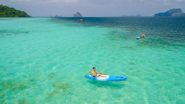 泰国Koh Kradan 一个热带岛屿 在Koh Kradan的布鲁草皮屋彩色海洋的皮划艇上的年轻人 岛上的海洋中有珊瑚礁 — 图库照片