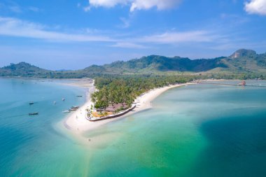 Koh Muk 'taki İHA hava görüntüsü Trang Güney Tayland' daki tropikal bir ada, Koh Mook Trang Tayland 'daki turkuaz renkli bir okyanus.