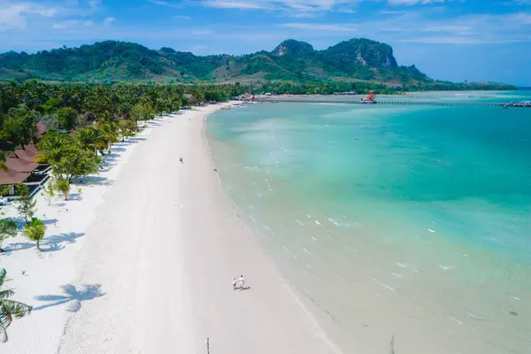 Vista Drone Casal Andando Praia Tropical Areia Branca Koh Muk — Fotografia de Stock