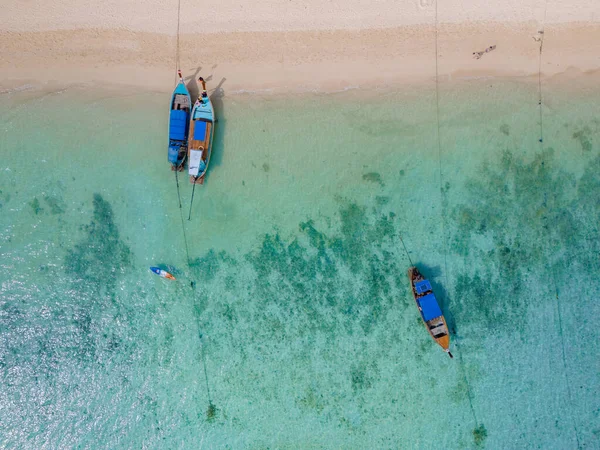 位于泰国Koh Ngai岛海滩的蓝色海洋中的长尾船 位于Koh Ngai Trang Thailand的白色沙滩和一个草皮色海洋的俯瞰 — 图库照片
