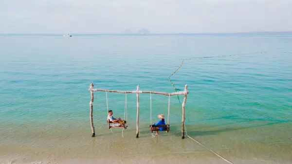 Par Hombres Mujeres Columpio Playa Koh Muk Una Isla Tropical — Foto de Stock