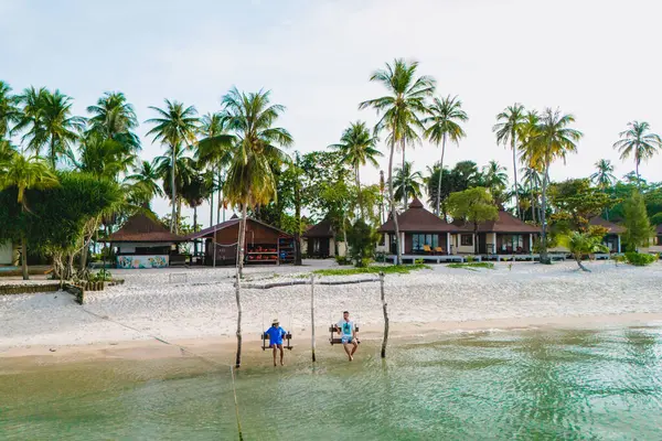 Paio Uomini Donne Altalena Sulla Spiaggia Koh Muk Isola Tropicale — Foto Stock