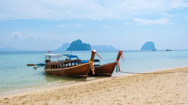泰国Koh Ngai Trang的长尾船 在Koh Ngai岛的海滩上 有柔软的白沙和一个草屋色的海洋 — 图库照片