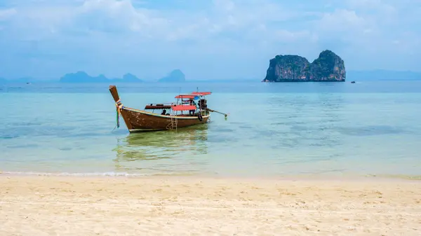 位于Koh Lanta附近的Koh Ngai岛海滩上的长尾船 上有柔软的白沙和一个草皮色的海洋 Koh Ngai Trang Thailand — 图库照片