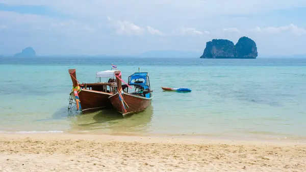 Długoogonowe Łodzie Plaży Wyspy Koh Ngai Pobliżu Koh Lanta Miękkim — Zdjęcie stockowe