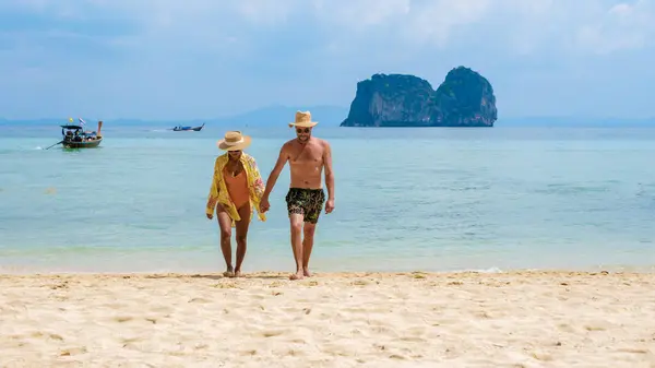 Paio Donne Thailandesi Uomini Europei Sulla Spiaggia Dell Isola Tropicale — Foto Stock