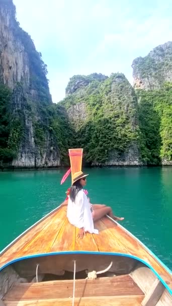 タイのKik Phiで長いテールボートの前にアジアの女性 ボート旅行中にタービューズ色の海でパイルシュラグーンでボートの前に女性 — ストック動画