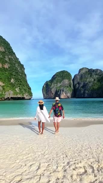 Een Jong Echtpaar Bezoekt Maya Bay Koh Phi Phi Thailand — Stockvideo