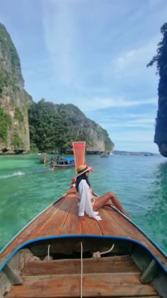 在Kho Phi Phi泰国 一名年轻的亚洲妇女在一条长尾船前面 在Pileh环礁湖 一名妇女在乘船前往Maya Bay Koh Phi Phi时 — 图库视频影像