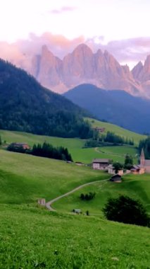 Dolomites İtalya 'daki Santa Maddalena Köyü, Santa Magdalena Köyü büyülü Dolomitler Dağları, Val di Funes Vadisi, Trentino Alto Adige bölgesi İtalya, 