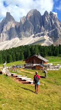 İtalyan Dolomitleri Adolf Munkel Patikası 'ndaki Val Di Funes dağlarında yürüyüş yapan İtalyan Geisleralm Rifugio Odle Dolomites İtalya' daki kadınlar.