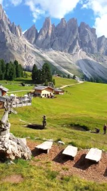 Geisleralm 'deki Asyalı kadınlar Rifugio Odle Dolomites İtalya' daki Puez Odle Doğa Parkı 'ndaki Adolf Munkel Yolu' nda Val Di Funes dağlarında yürüyüş yapan bir kadın.