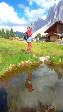 Geisleralm 'deki Asyalı kadınlar Rifugio Odle Dolomites İtalya' daki Puez Odle Doğa Parkı 'ndaki Adolf Munkel Yolu' nda Val Di Funes dağlarında yürüyüş yapan bir kadın.