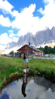 Geisleralm Rifugio Odle Dolomites İtalya 'da, İtalyan Dolomiteleri Adolf Munkel Trail Puez Odle Doğa Parkı' nda Val Di Funes dağlarında yürüyüş yapan bir kadın.