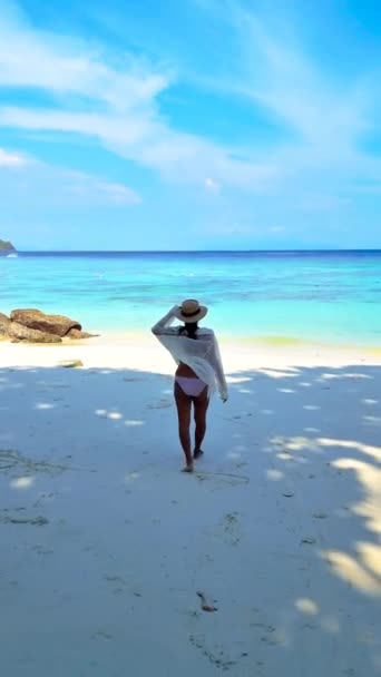 Azjatki Spacerujące Plaży Koh Lipe Satun Tajlandii Tajka Dziewczyna Plaży — Wideo stockowe