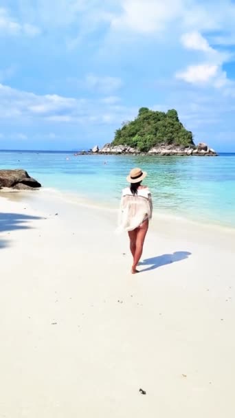 Mujeres Asiáticas Caminando Playa Koh Lipe Satun Tailandia Chica Tailandesa — Vídeos de Stock