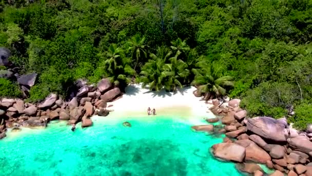 Pár Mužů Žen Dovolené Seychelách Tropické Pláži Anse Lazio Praslin — Stock video
