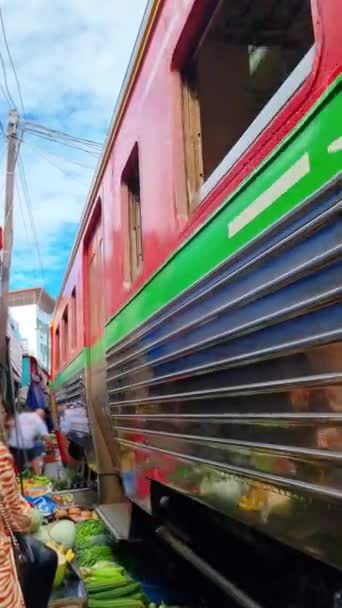 Berömda Järnvägsmarknaden Thailand Maeklong Railway Market Thailand Train Tracks Moving — Stockvideo