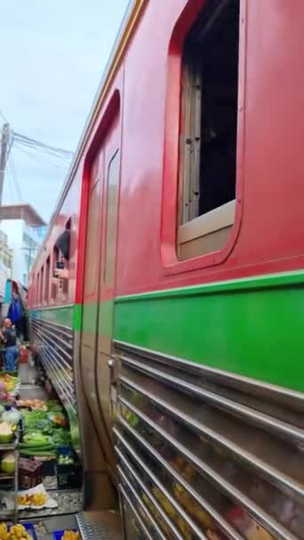 Maeklong Railway Market Bangkok Thailandia Treno Binari Movimento Lento Ombrello — Video Stock