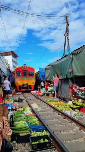 Maeklong Railway Market Bangkok Thailand Trein Rails Bewegende Slow Paraplu — Stockvideo