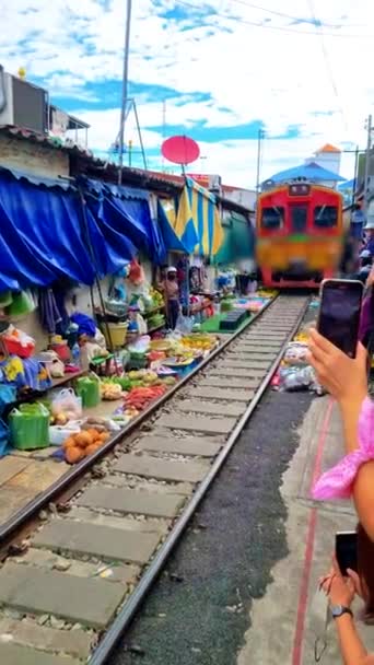 Famoso Mercado Ferroviario Tailandia Maeklong Mercado Ferroviario Tailandia Tren Las — Vídeo de stock