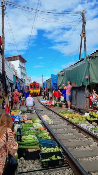 Maeklong Railway Market Thaïlande Train Sur Les Voies Déplaçant Lentement — Video