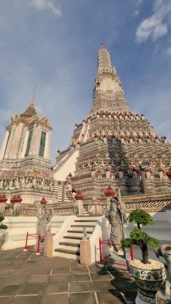 タイの日没時にワット アルン寺院バンコク チャオプラヤ川のほとりに位置するドーン寺院 青空のワットアルン寺院 — ストック動画