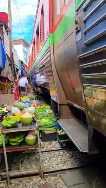 Maeklong Railway Market Tailandia Treno Binari Movimento Lento Ombrello Mercato — Video Stock