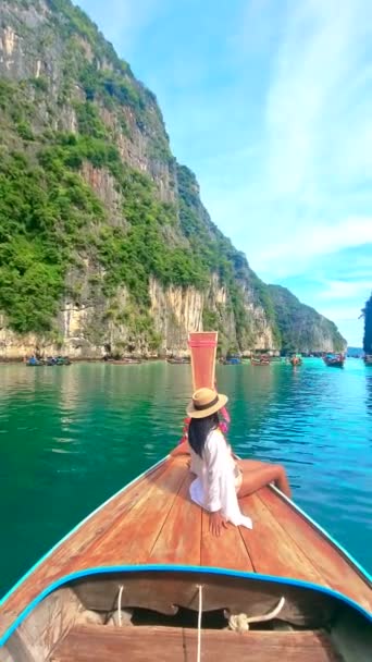 在Kho Phi Phi泰国的一艘长尾船前面的亚洲妇女 在Pileh环礁湖的一艘船前面的妇女 — 图库视频影像