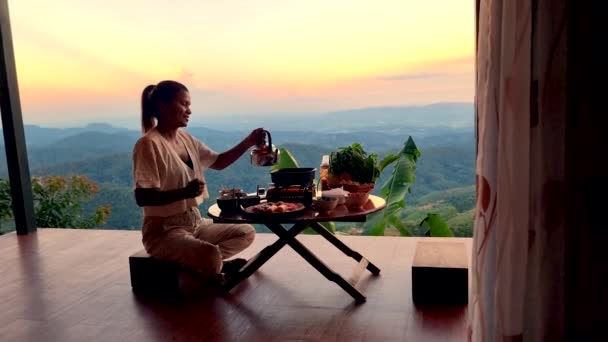亚洲妇女日落时分 在泰国北部的一个日式住宅中 带着泰国泡菜在山上度假 住在清莱都城山上的一个别墅里 — 图库视频影像