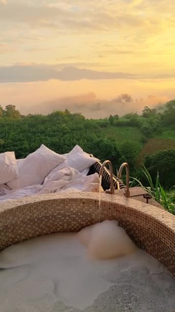 霧と霧の山の日の出の間にタイ北部の山々を眺めるバスタブ 日没の間に屋外のバスルーム — ストック動画