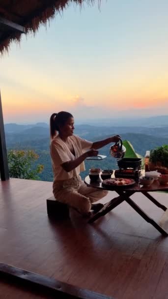 Femmes Asiatiques Avec Barbecue Thaïlandais Dans Les Montagnes Coucher Soleil — Video
