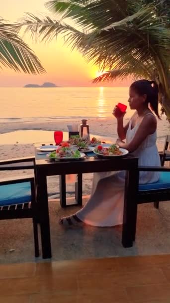 Azjatka Romantycznej Kolacji Plaży Tajlandii Zachodzie Słońca Tajskie Jedzenie Zachodzie — Wideo stockowe