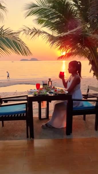Ασιάτισσα Γυναίκα Έχει Ένα Ρομαντικό Δείπνο Στην Παραλία Της Ταϊλάνδης — Αρχείο Βίντεο