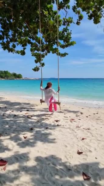 Ασιάτισσα Γυναίκα Μια Κούνια Στην Παραλία Του Koh Samet Island — Αρχείο Βίντεο