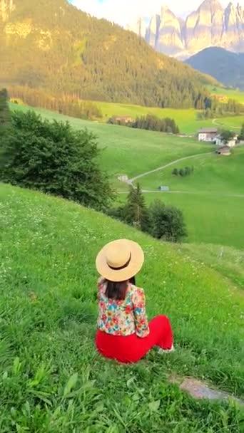 意大利Dolomites的Santa Maddalena村 意大利Trentino Alto Adige地区Val Funes山谷Santa Magdalena村神奇的Dolomites山景观 — 图库视频影像