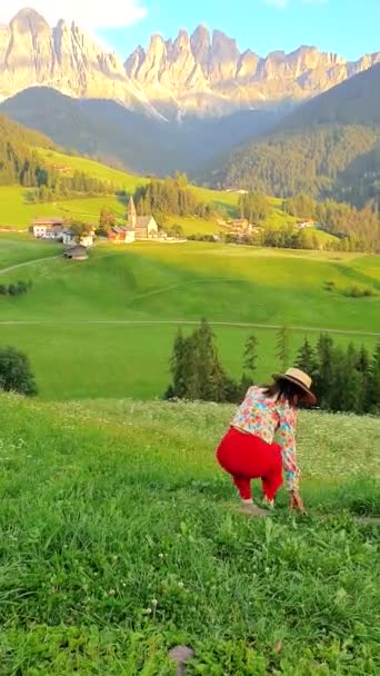 Asiatisk Kvinna Med Hatt Visar Landskapet Santa Maddalena Village Dolomiterna — Stockvideo