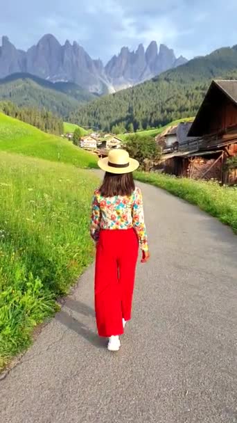 Mujer Asiática Con Sombrero Caminando Pueblo Valle Viendo Paisaje Santa — Vídeos de Stock