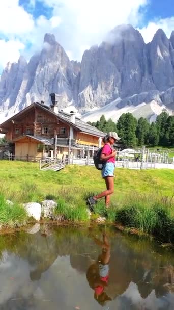 Geisleralm Rifugio Odle Dolomitesイタリアの女性 イタリアのドロマイトアドルフマンケルトレイルでバルディフューンの山でハイキング — ストック動画