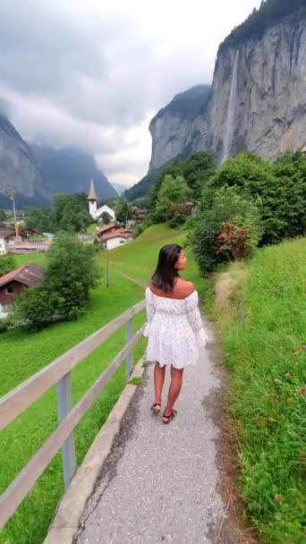 Kvinna Besöker Lauterbrunnen Valley Med Vacker Vattenfall Och Schweiziska Alperna — Stockvideo