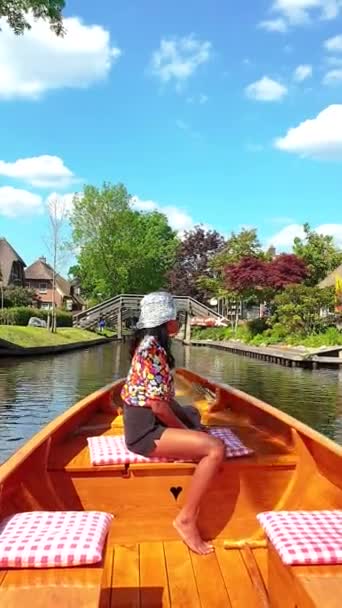 Aziatische Vrouw Een Houten Boot Aan Grachten Van Giethoorn Nederland — Stockvideo