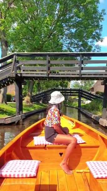 Asijská Žena Dřevěné Lodi Kanálech Giethoorn Nizozemsko Turisté Lodích Navštívit — Stock video