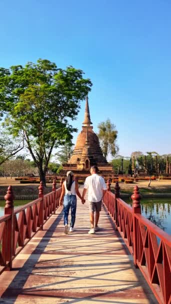 タイのワット シット スコータイ旧市街を訪れる男性と女性のカップル 南アジアタイの古代都市と文化 スクワタイ歴史公園 — ストック動画