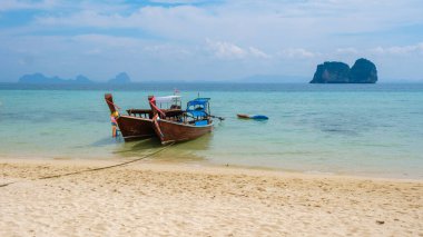 Koh Ngai adasının kumsalında uzun kuyruklu tekneler yumuşak beyaz kumlar ve turkuaz renkli bir okyanus, Koh Ngai Adası Trang Tayland